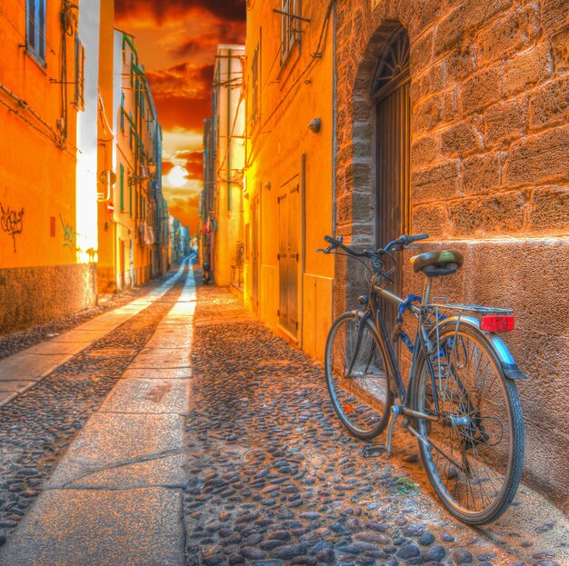 Bicicletta ad Alghero sotto un tramonto panoramico Elaborato per effetto tone mapping hdr