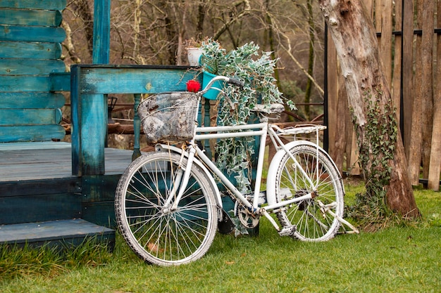 Bicicletta antica davanti alla vecchia casa