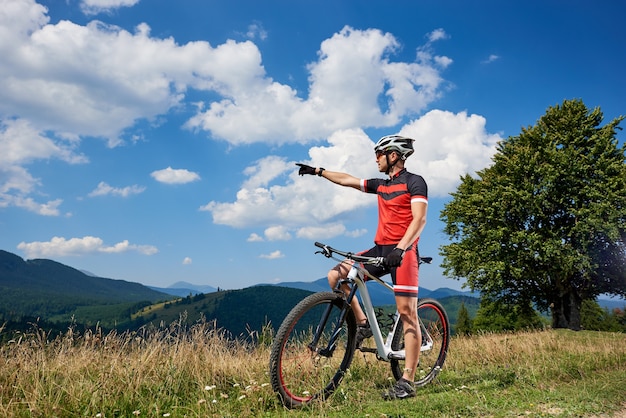 Bicicletta ciclista professionista maschio ciclista sul sentiero