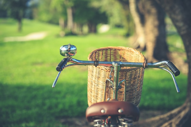 Bicicletta classica di stile del Giappone rosso al parco, effetto d&#39;annata del filtro