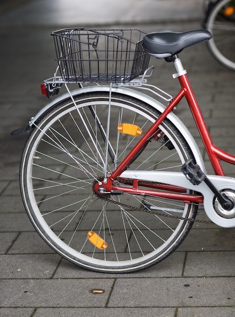 Bicicletta con cestino parcheggiata in un parcheggio