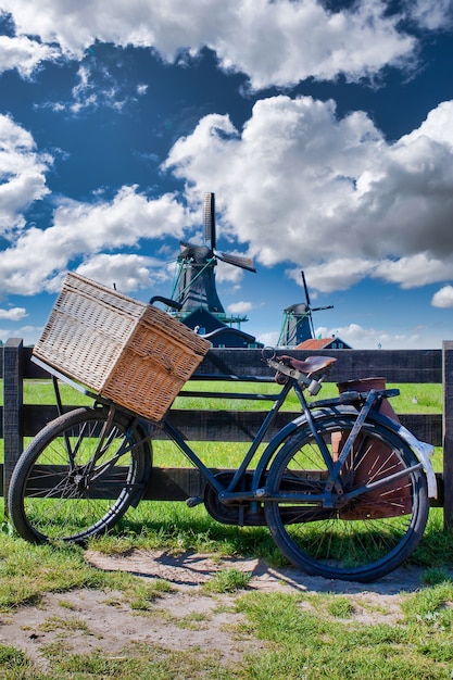 Bicicletta con mulino a vento e sfondo azzurro del cielo. Paesaggio scenico della campagna vicino ad Amsterdam nei Paesi Bassi.
