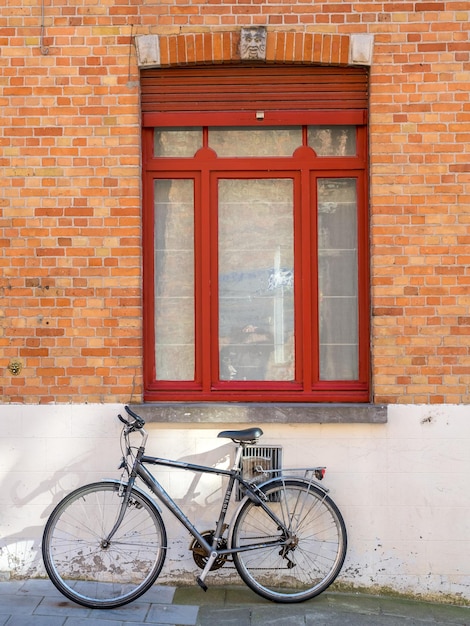 Bicicletta con scena comune di muro di mattoni in una zona residenziale in Belgio e in Europa