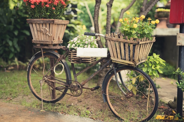 Bicicletta d&#39;epoca con fiori