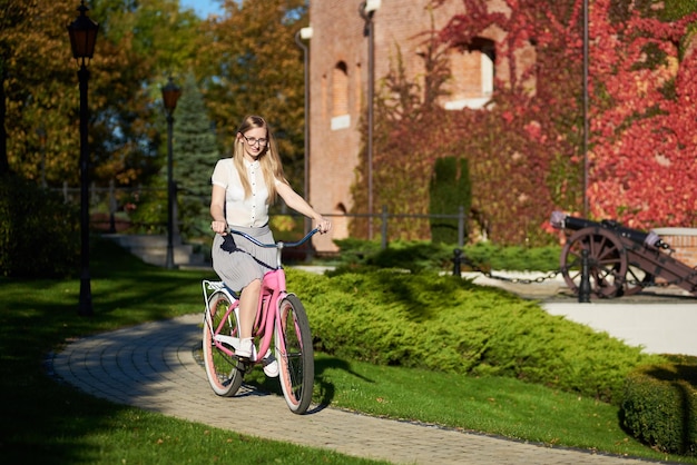 Bicicletta da donna rosa in bicicletta da donna