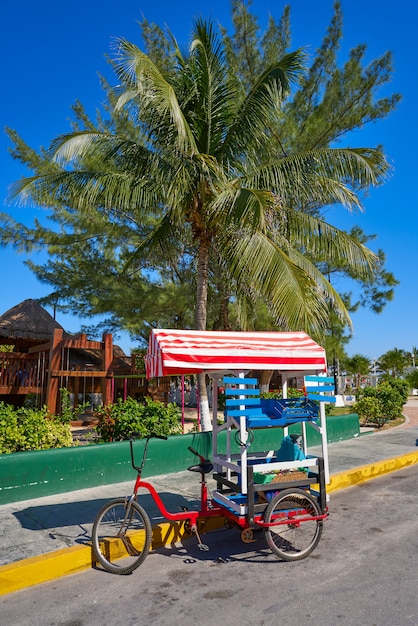 Bicicletta del negozio triciclo dei Caraibi in Messico