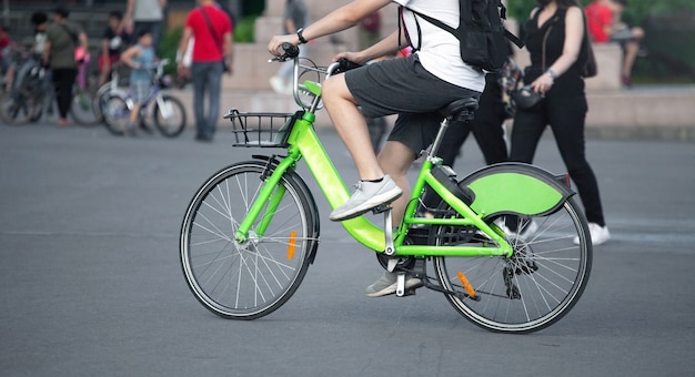 Bicicletta di guida del ragazzo caucasico in città.