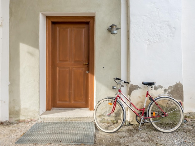 Bicicletta e porta d'ingresso