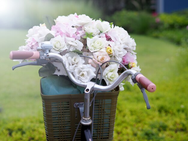 Bicicletta, fiori, prato in giardino