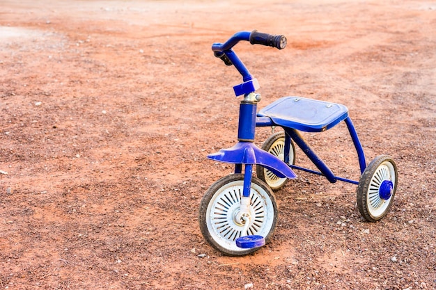 Bicicletta giocattolo sul sentiero