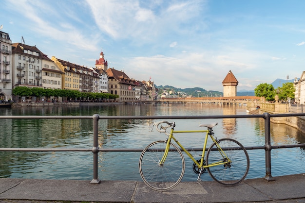 Bicicletta nel centro storico di Lucerna con la famosa cappella Bridgein Lucerna, in Svizzera