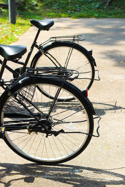 Bicicletta nel parco in un portico per biciclette