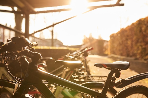 Bicicletta parcheggiata alla luce del sole in una scuola