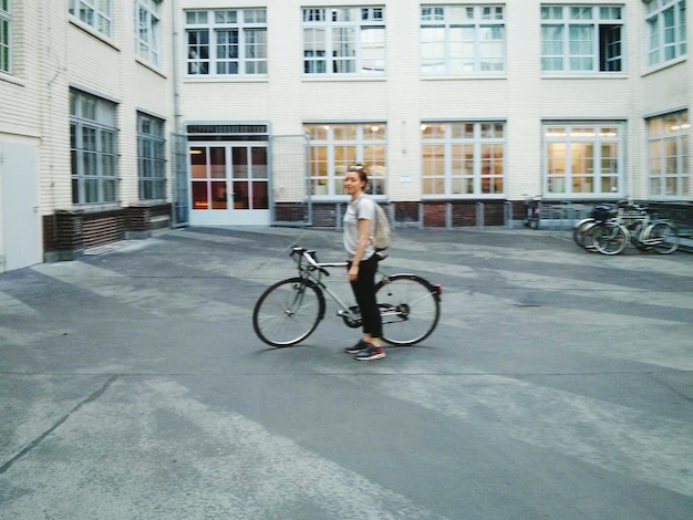 Bicicletta parcheggiata davanti all'edificio