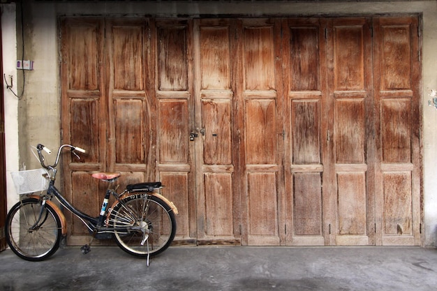 Bicicletta parcheggiata davanti alla casa