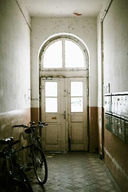 Bicicletta parcheggiata in un vecchio corridoio