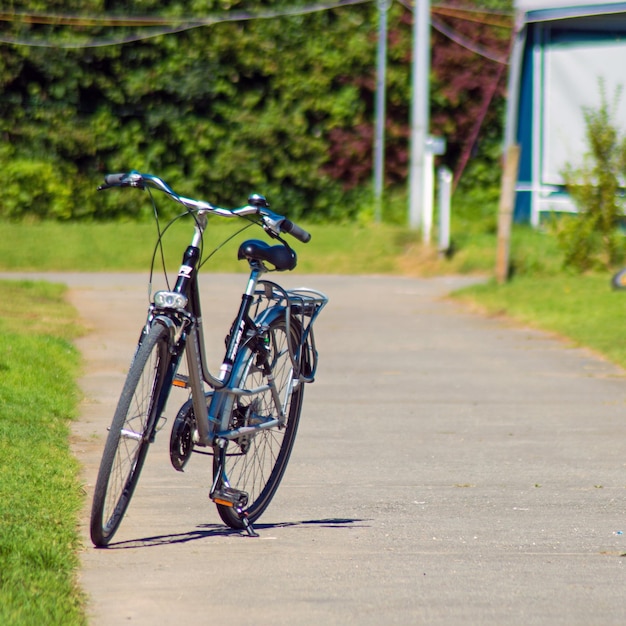 Bicicletta parcheggiata su un sentiero pavimentato vuoto