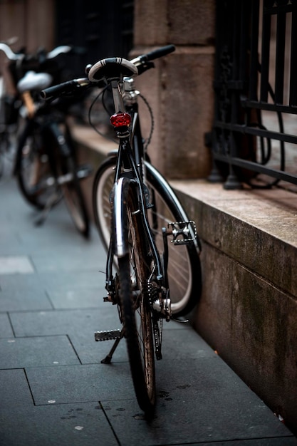 Bicicletta parcheggiata sul sentiero