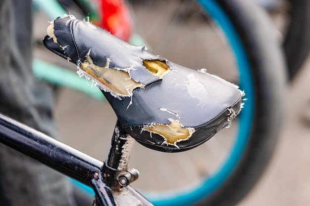 Bicicletta per salti e acrobazie BMX in uno skatepark con sedile strappato Bici sportiva da vicino Ciclismo