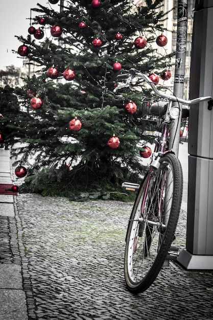 Bicicletta più recente l'albero di Natale con le palle rosse. Argomento di buon natale