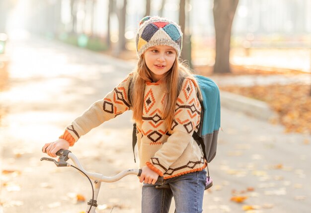 Bicicletta ragazza a cavallo a scuola