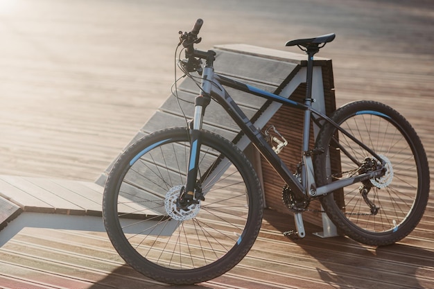 Bicicletta sportiva all'aperto per i tuoi viaggi e avventure Bici da corsa all'aperto senza persone Concetto di trasporto in bicicletta ed ecologico