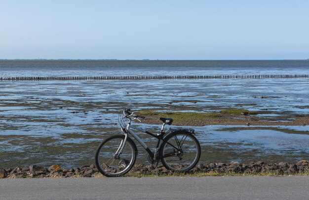 bicicletta su una spiaggia del Mare del Nord in Germania