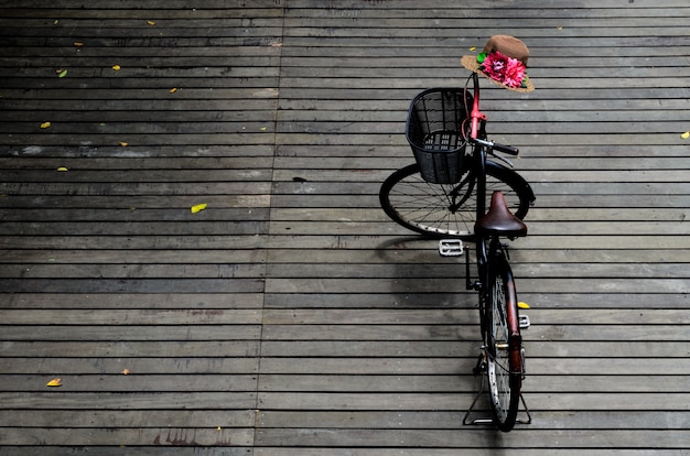 bicicletta sul filtro instagram pavimento in legno