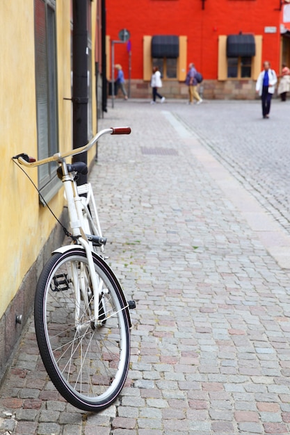Bicicletta vicino al muro nella Città Vecchia di Stoccolma, Sweden
