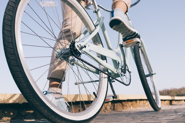 Bicicletta vintage blu con ruote bianche in una serata di sole estivo