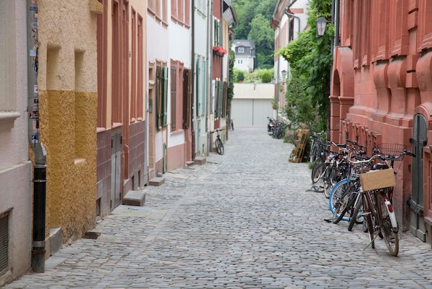 Biciclette in Steet vuoto a Heidelberg, Germania