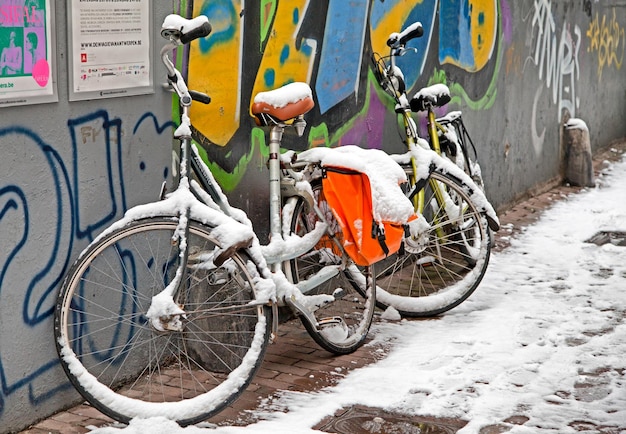 Biciclette innevate in città