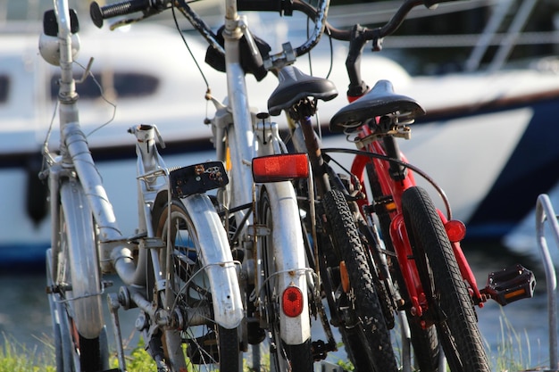 Biciclette parcheggiate a rack