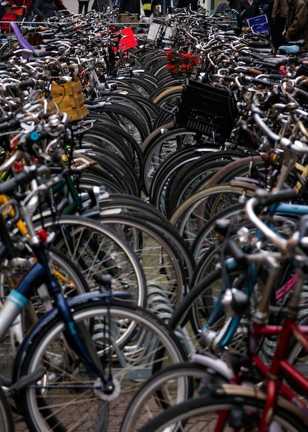 Biciclette parcheggiate in una strada trafficata di Amsterdam