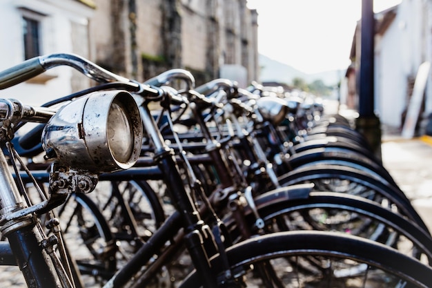 Biciclette parcheggiate nel parcheggio