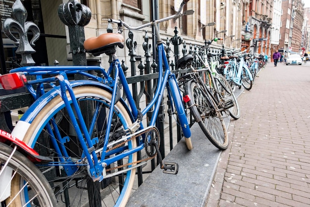 Biciclette parcheggiate sul sentiero pedonale