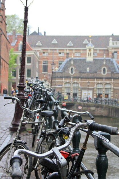 Biciclette sullo sfondo dei canali di Amsterdam