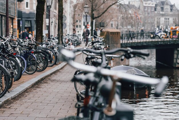 Biciclette urbane parcheggiate Trasporti urbani e stile di vita