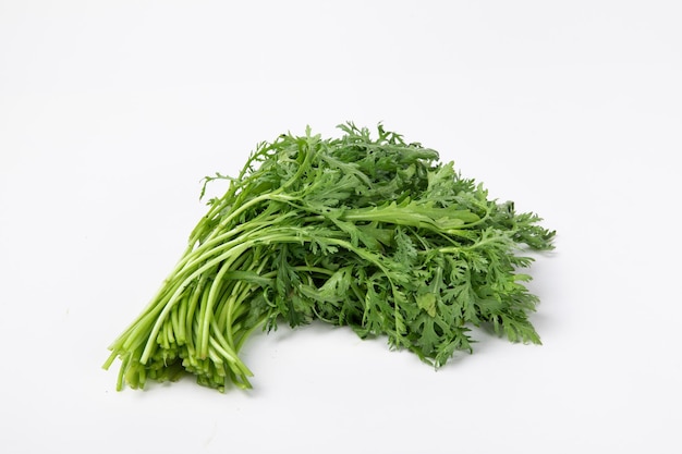 Bidikan close-up dari seikat mugwort cina segar yang diisolasi dengan latar belakang putih