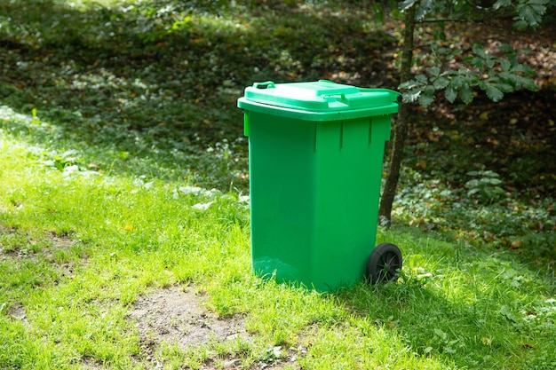 Bidone della spazzatura in natura