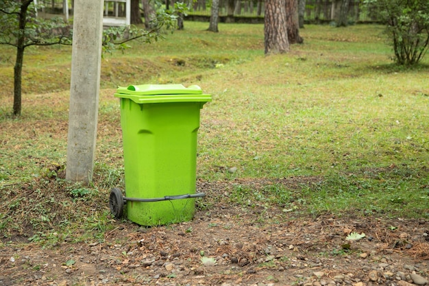 Bidone della spazzatura in natura