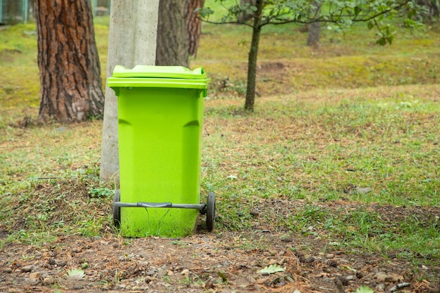 Bidone della spazzatura in natura