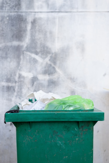 Bidone della spazzatura verde del primo piano