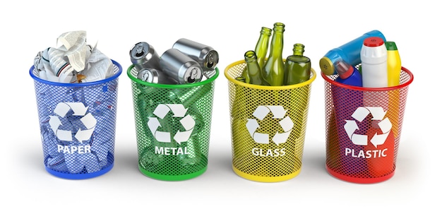 Bidoni della spazzatura colorati per riciclare carta plastica vetro e metallo isolati su sfondo bianco