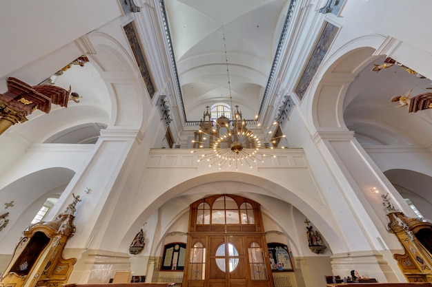 BIELORUSSIA MAGGIO 2020 cupola interna e guardando in alto nel soffitto di una vecchia chiesa cattolica di difesa