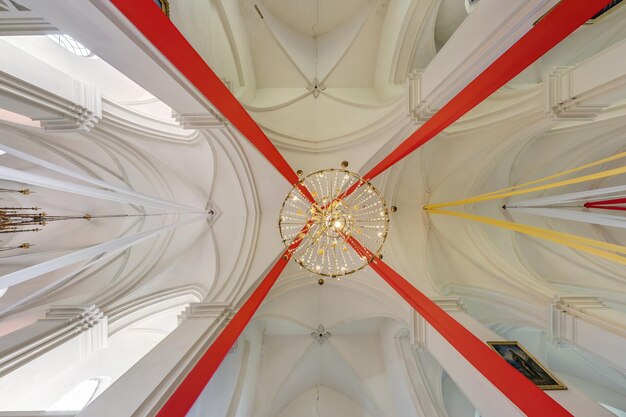 BIELORUSSIA MAGGIO 2020 cupola interna e guardando in alto nel soffitto di una vecchia chiesa cattolica di difesa