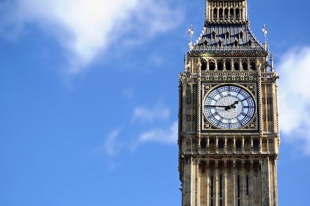 Big Ben a Londra con sfondo blu del cielo