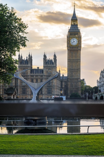 Big Ben e le case del parlamento contro il cielo