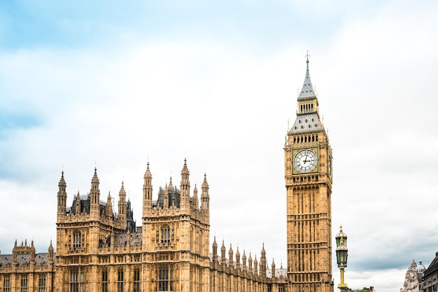 Big Ben e le case del parlamento contro un cielo nuvoloso