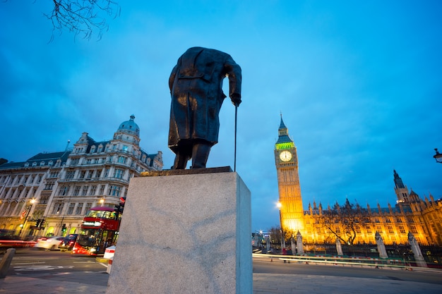 Big Ben e statua di Sir Winston Churchill, Londra, Inghilterra